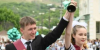Глава ВМР Сергей Сафонов поздравляет выпускников с окончанием школы - Вольский район