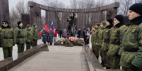 В День Героев Отечества на мемориале «Землякам, погибшим в локальных войнах» были увековечены имена еще двухсот солдат земли Саратовской - Вольский район