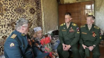 Военнослужащие Вольского военного института материального обеспечения поздравили с наступающим праздником труженицу тыла, ветерана труда Лазовую Софью Ивановну